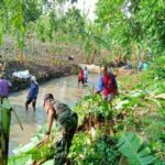 Babinsa Dan Warga Bluluk Perlancar Saluran Irigasi