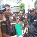 Aksi Massa Datangi Kejaksaan Negeri Sampang, Menuntut Agar Kades Gunung Rancak Segera Diproses Hukum