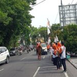 Caleg Berkuda Dari PKS Melakukan Senam Dan Flashmob Di Depan Kebun Bintang Surabaya