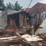 Hujan Deras Di sertai Angin Menyebabkan Banjir Dan Satu Rumah Milik Warga Desa Bringin Ambruk