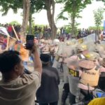 Pilkades Tak Jelas, Massa Sampang Bentrok dengan Polisi di Depan Gedung DPRD 6 Orang di Larikan Ke RSUD Pilkades Tak Jelas, Massa Sampang Bentrok dengan Polisi di Depan Gedung DPRD 6 Orang di Larikan Ke RSUD