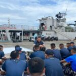 Prajurit KRI Nala-363 Bersihkan Pantai Losari, Wujud Nyata Dukungan TNI AL Pada Gerakan Indonesia ASRI