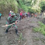 Longsor dan Banjir Terjang Balong, TNI-Polri dan Warga Bangun Jembatan Darurat