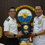 Pangkoarmada II Menerima Courtesy Call Komandan RSS Stalwart-72